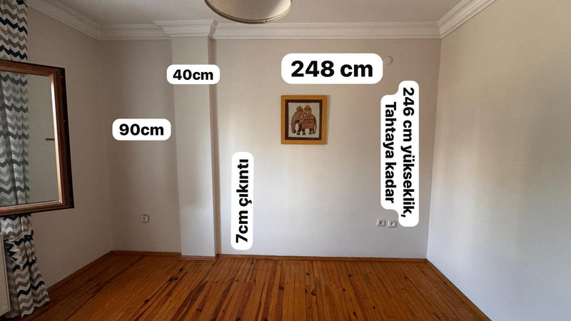 Boş bebek odası duvarı, müşterinin çektiği fotoğraf; kolon 40 cm, çıkıntı 7 cm, duvar genişliği 248 cm ve yükseklik 246 cm olarak üzerine yazılmış