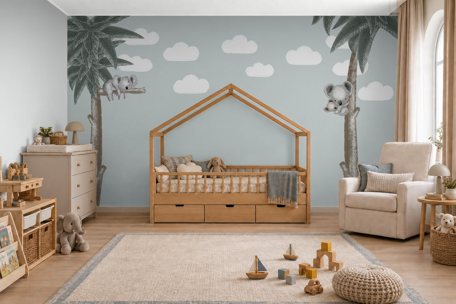 Koala Ailesi Duvar Kağıdı; ahşap ev yataklı odada mint-gri fonda palmiyelerde koalalar ve bulutlar | Craft Paper Co