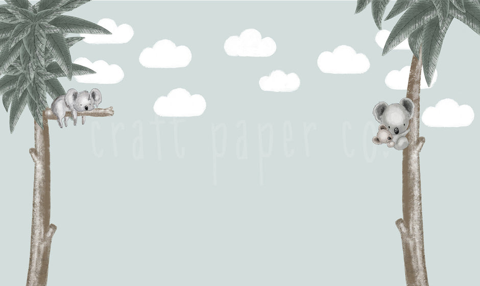 Koala Ailesi Duvar Kağıdı; gri fonda palmiye dallarında koalalar, anne koala ve yavrusu, beyaz bulutlar | Craft Paper Co