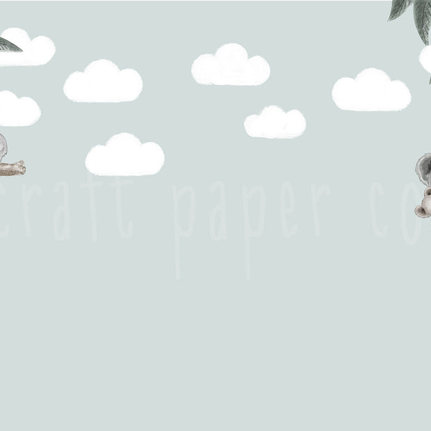 Koala Ailesi Duvar Kağıdı; gri fonda palmiye dallarında koalalar, anne koala ve yavrusu, beyaz bulutlar | Craft Paper Co