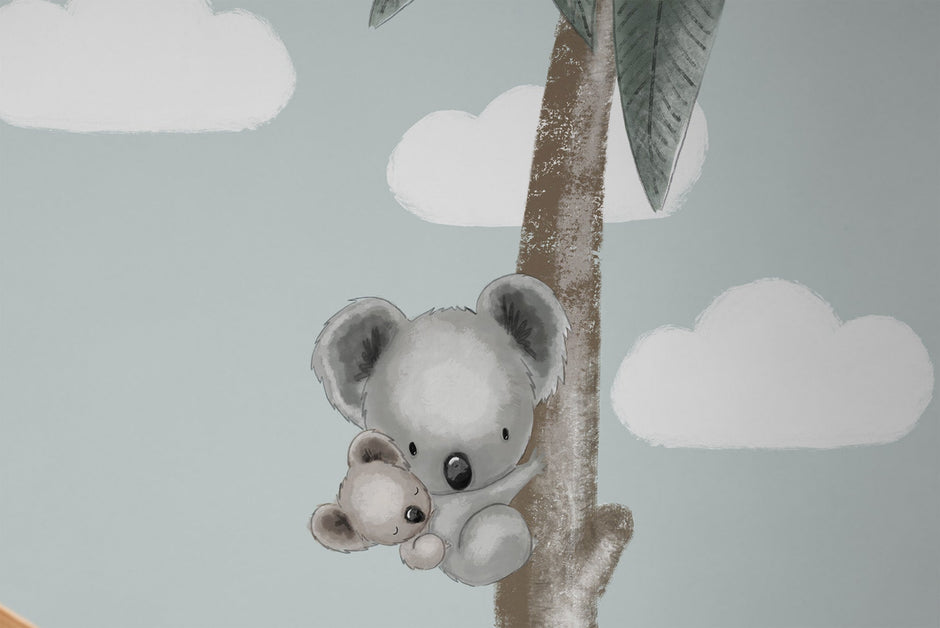 Koala Ailesi Duvar Kağıdı; palmiye dalındaki anne koala ve yavrusu yakın görünümü | Craft Paper Co