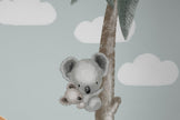 Koala Ailesi Duvar Kağıdı; palmiye dalındaki anne koala ve yavrusu yakın görünümü | Craft Paper Co