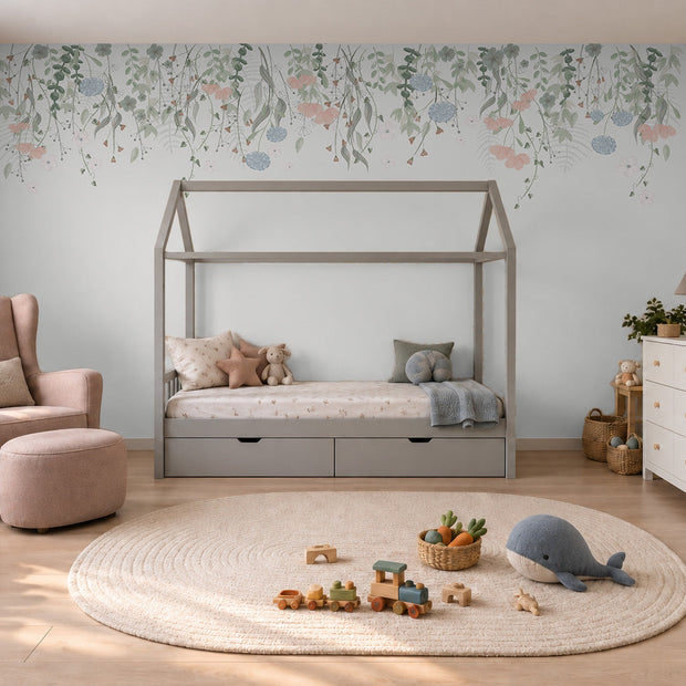 Mavi Pembe Çiçekler Duvar Kağıdı; gri montessori ev yataklı ve pudra pembe berjerli odada üstten sarkan çiçekler sağ duvara dönüyor | Craft Paper Co