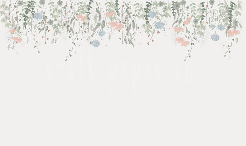 Mavi Pembe Çiçekler Duvar Kağıdı; açık gri fonda üstten sarkan okaliptüs dalları, mavi ortancalar ve pembe çiçekler | Craft Paper Co