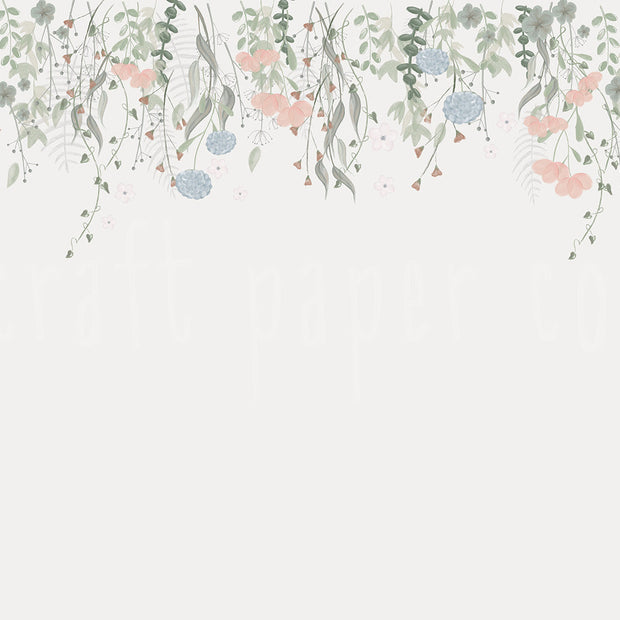 Mavi Pembe Çiçekler Duvar Kağıdı; açık gri fonda üstten sarkan okaliptüs dalları, mavi ortancalar ve pembe çiçekler | Craft Paper Co