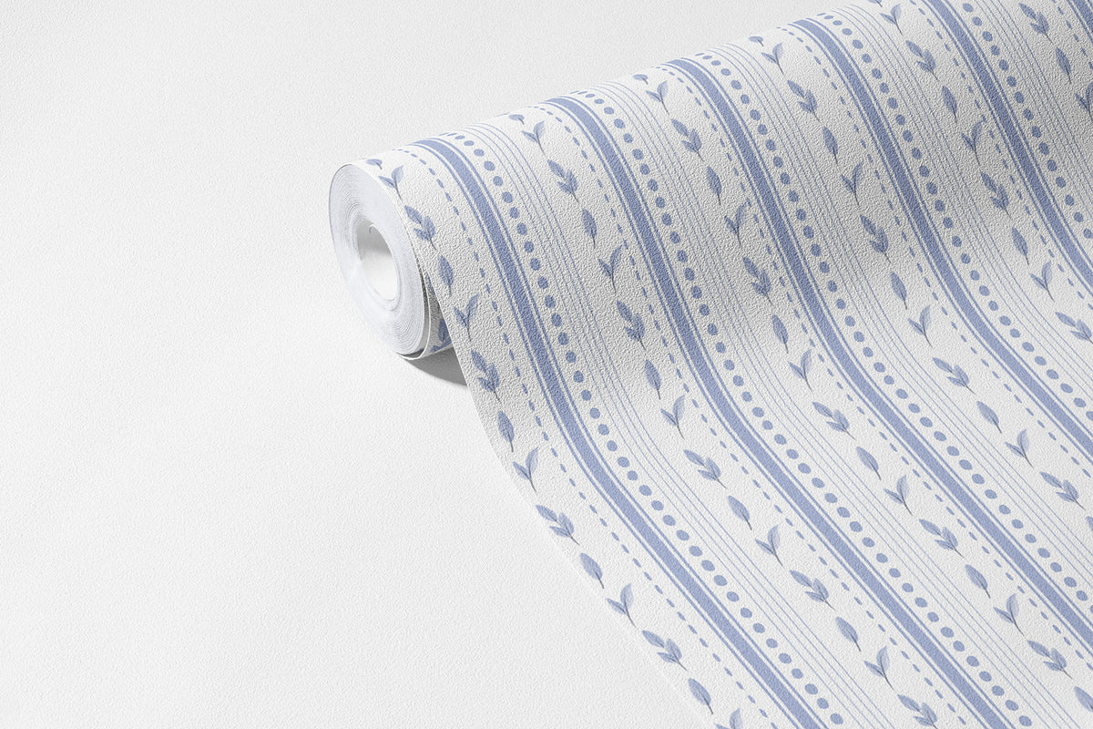 Mavi Yapraklı Şerit Duvar Kağıdı; açılmış non-woven ruloda mavi çizgiler ve yaprak dizileri | Craft Paper Co