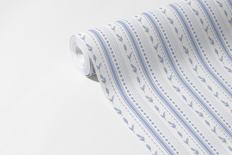 Mavi Yapraklı Şerit Duvar Kağıdı; açılmış non-woven ruloda mavi çizgiler ve yaprak dizileri | Craft Paper Co
