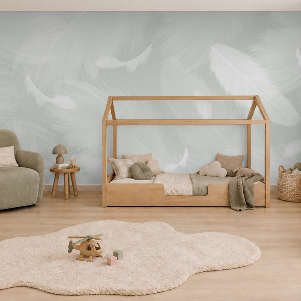 Melek Kanadı Tüyleri Cüce Yeşili Duvar Kağıdı; doğal ışıklı bebek odasında beşik ve emzirme koltuğu ile duvar uygulaması | Craft Paper Co