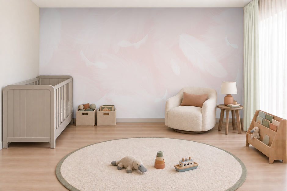 Melek Kanadı Tüyleri Vanilla Pink Duvar Kağıdı; doğal ışıklı bebek odasında beşik ve emzirme koltuğu ile duvar uygulaması | Craft Paper Co