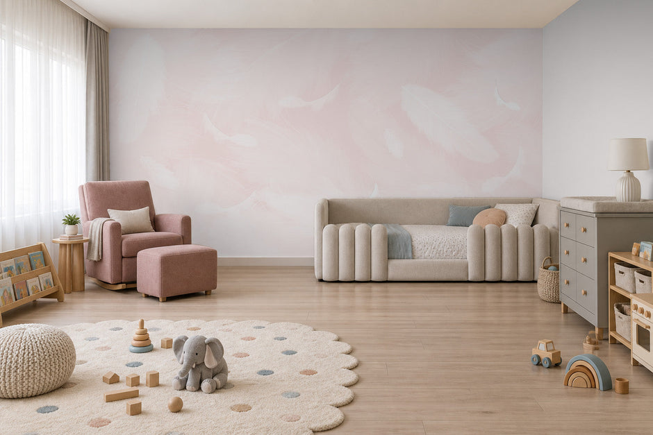 Melek Kanadı Tüyleri Vanilla Pink Duvar Kağıdı; pudra koltuk ve krem yataklı odada beyaza yakın pembe tüy deseni | Craft Paper Co
