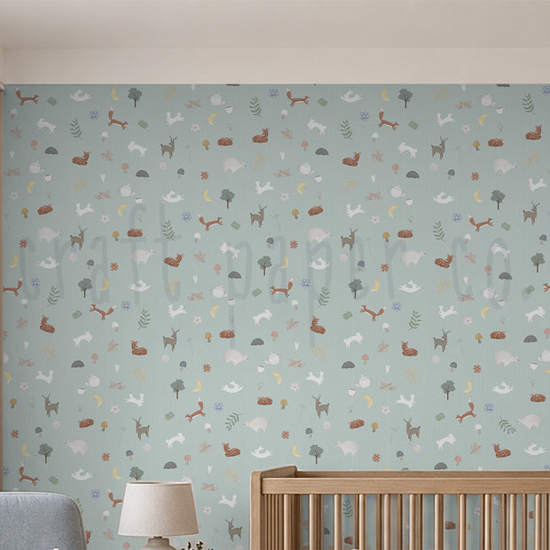 Nordik Desen Duvar Kağıdı yakın çekim; pastel mint zeminde minik orman hayvanları, gri koltuk ve kapalı masa lambası | Craft Paper Co