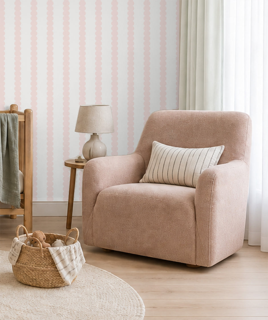Pembe Bombeli Çizgili Desen Duvar Kağıdı; pudra berjer önünde bombeli çizgilerin yakını | Craft Paper Co