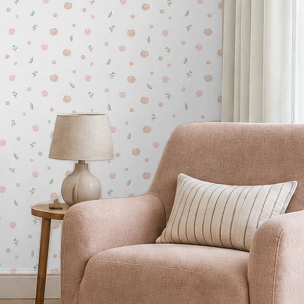 Sevimli Mini Çiçekler Duvar Kağıdı; pudra berjer ve abajur arkasında suluboya mini güllerin yakın görünümü | Craft Paper Co