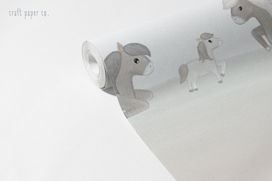 Sihirli Orman Duvar Kağıdı; açılmış rulo üzerinde sisli tepede küçük midilliler | Craft Paper Co