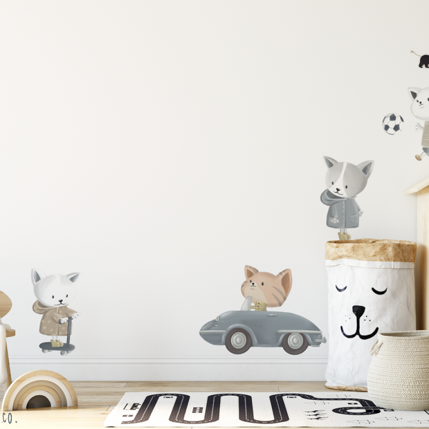 Sokakta Oynayan Kedicikler Seti Duvar Sticker; ev şeklinde raf ve hasır sepetin olduğu odada duvarda oyun oynayan kedicikler | Craft Paper Co