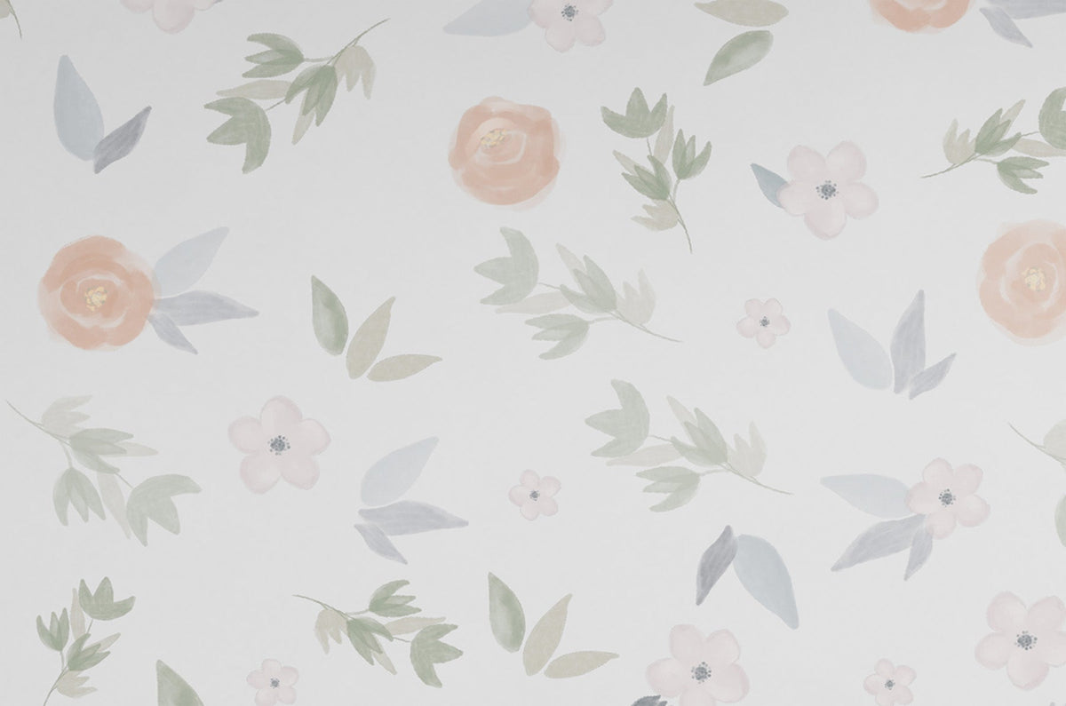 Suluboya Çiçekli Duvar Kağıdı; şeftali tonlu gül ve minik çiçeklerin çok yakın görünümü | Craft Paper Co