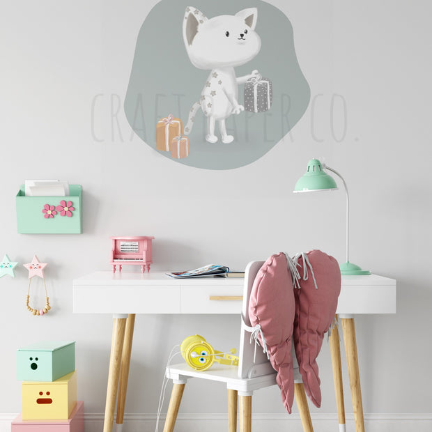 Süprizci Kedicik Balonu Duvar Sticker; beyaz çalışma masasının üstünde duvarda hediye taşıyan kedicik | Craft Paper Co