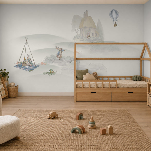 Tavşan Masalı – Mavi Duvar Kağıdı; sağda ahşap montessori ev yataklı odada krem fonda tavşanlar, çadır ve köy evi | Craft Paper Co