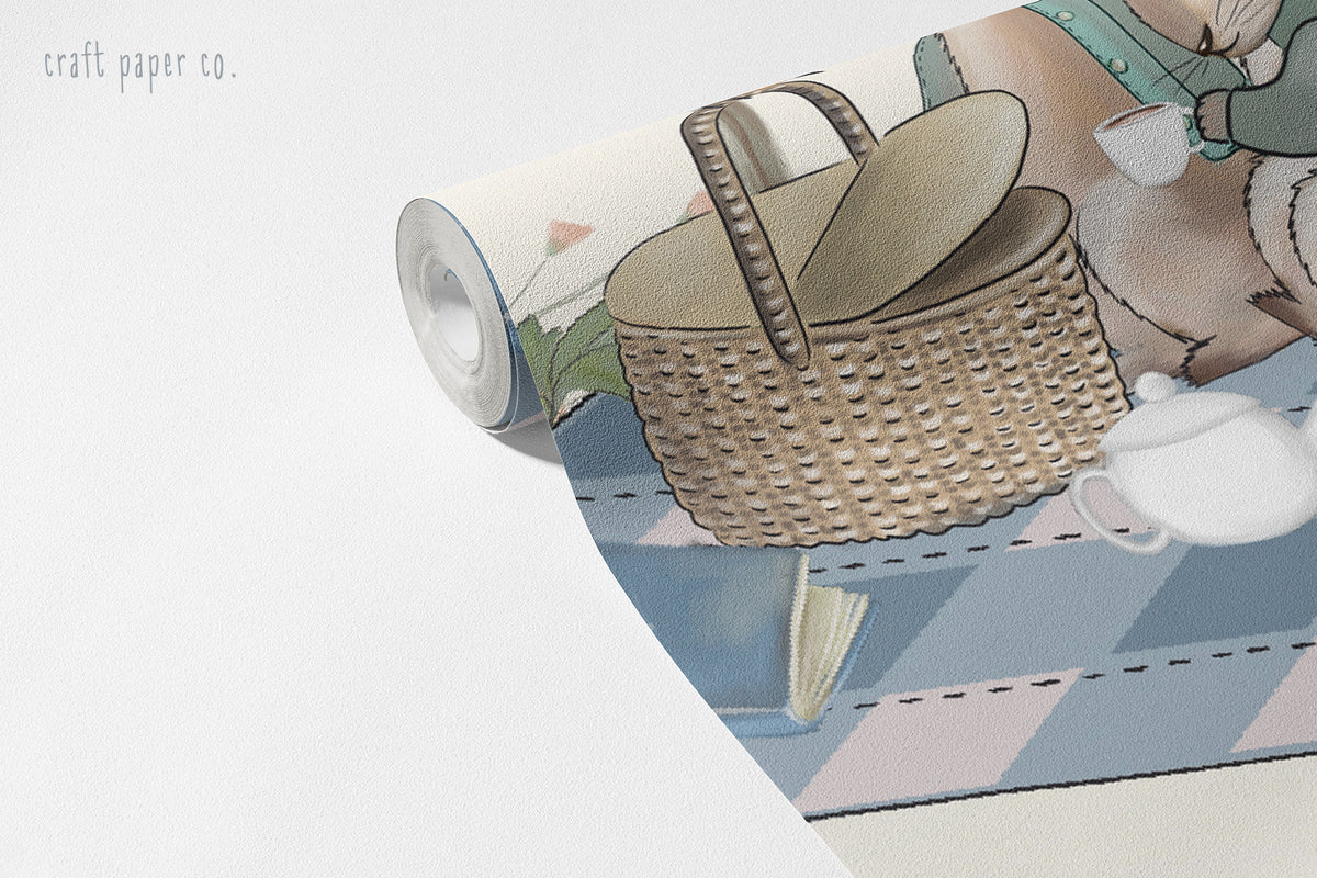 Tavşan Masalı – Mavi Duvar Kağıdı; rulo yakın çekim, mavi ekose örtüde piknik sepeti ve çaydanlık | Craft Paper Co
