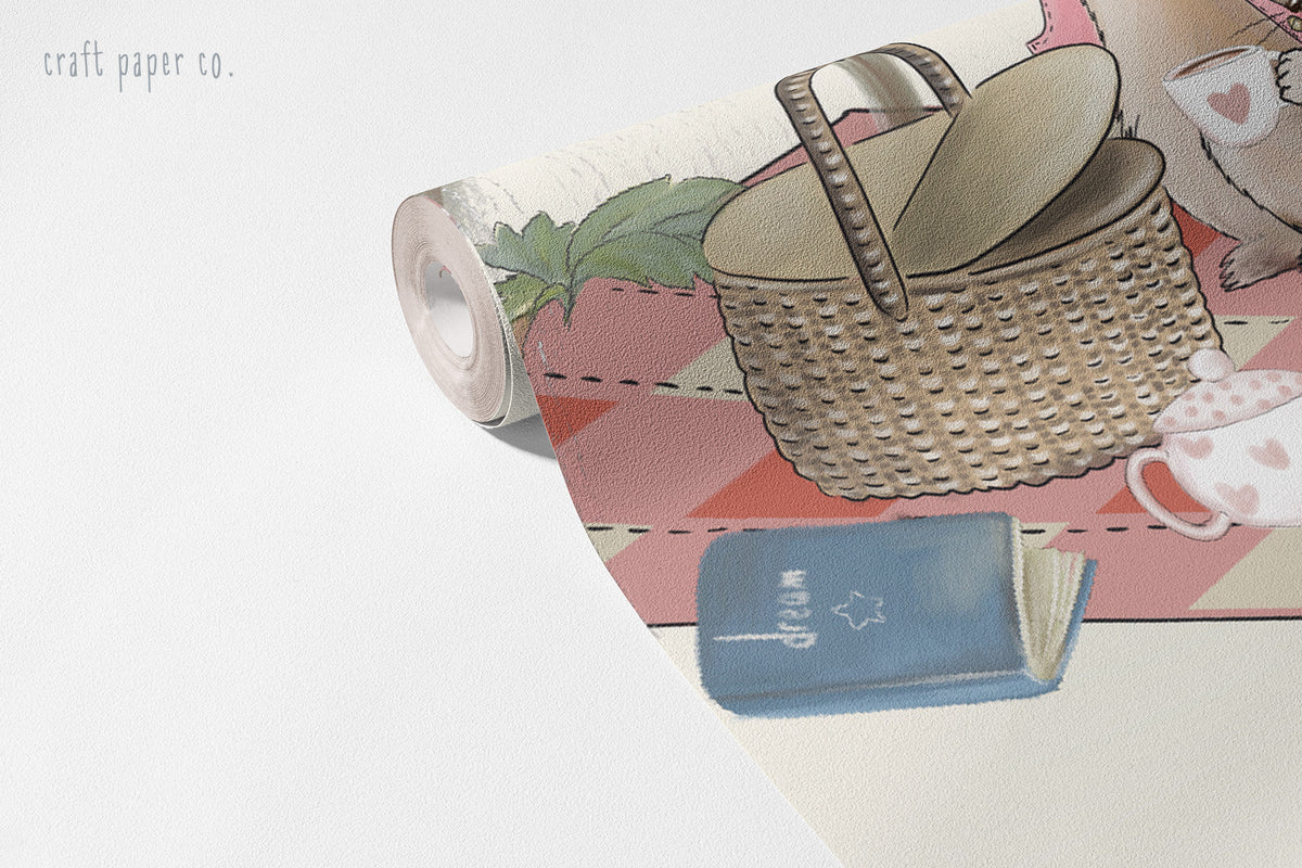 Tavşan Masalı – Pembe Duvar Kağıdı; rulo yakın çekim, pembe ekose örtüde piknik sepeti ve kitap | Craft Paper Co