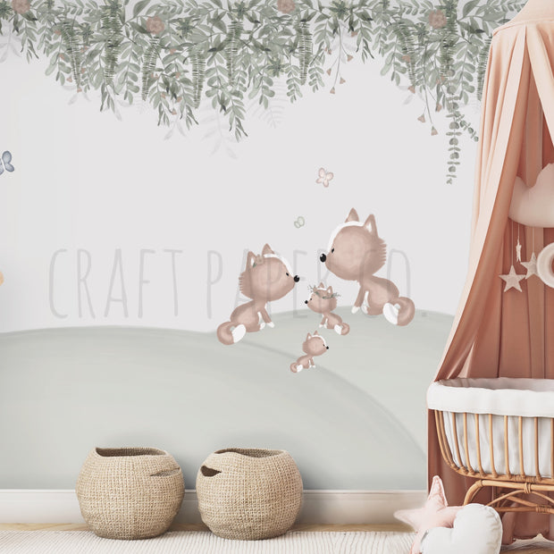 Tilki Ailesi Duvar Kağıdı; hasır beşikli odada açık gri fonda sarmaşıklar ve tilkiler | Craft Paper Co