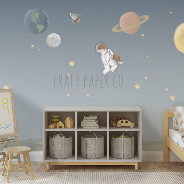 Tilki Astronot Çocuk Odası Duvar Kağıdı — El çizimi, ölçüye özel üretim | Craft Paper Co