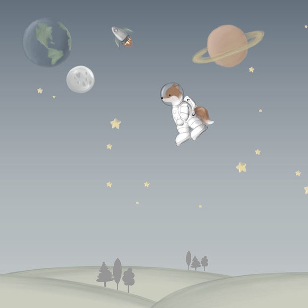 Tilki Astronot Duvar Kağıdı — gezegenler, Satürn, roket ve yıldızlar arasında uzayda süzülen tilki astronot, el çizimi çocuk odası deseni | Craft Paper Co