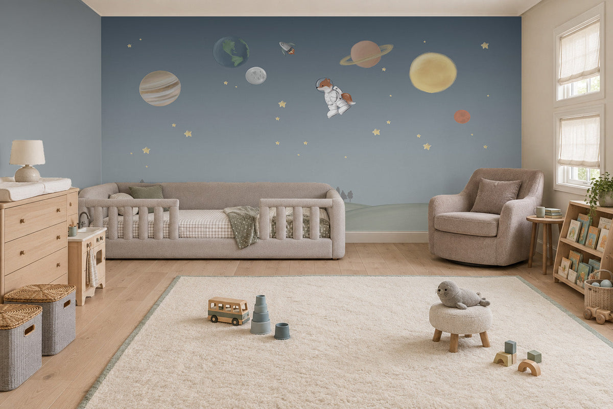 Tilki Astronot Duvar Kağıdı; alçak krem yataklı odada mavi gökte astronot tilki ve gezegenler | Craft Paper Co