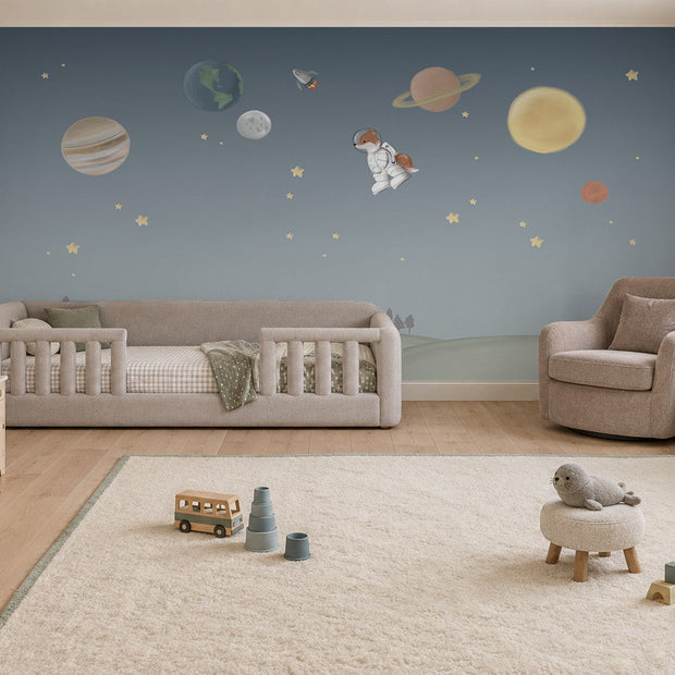 Tilki Astronot Duvar Kağıdı; alçak krem yataklı odada mavi gökte astronot tilki ve gezegenler | Craft Paper Co