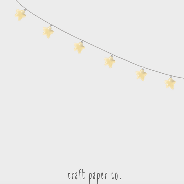 Yıldız Işıklar Duvar Sticker tasarımı; ipe dizilmiş sarı yıldız ışıkları | Craft Paper Co